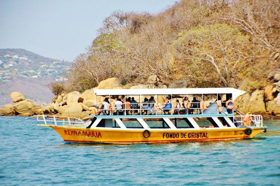 Ausflugsboote sind etliche unterwegs...