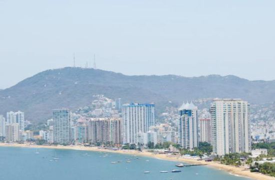 ...aber auch verschandelt durch viele Bausünden der 60er und 70er Jahre...;
Acapulco hat den Zenit längst überschritten und durch den Kampf um die Vorherrschaft der "Familien" im Drogenkrieg gilt die Stadt als eine der gefährlichsten Städte der Welt...