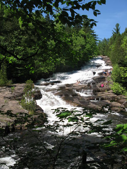 Der typische kanadische Schild...; von den Eismassen der letzten Eiszeit abgeschliffene Berge...