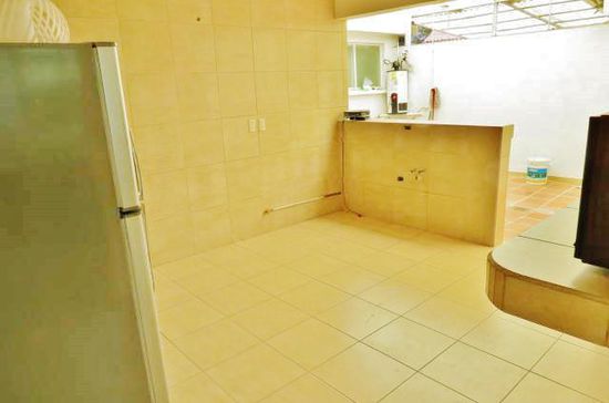 Im Bild rechts ist ein Patio...; muss aber noch ausgebaut werden...; der Küchenbereich - Kühlschrank und Kochherd sind bereits eingetroffen...!
