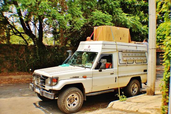 Schwertransport für Leomobil - doch schliesslich brauchen wir Tisch und Stühle...