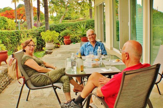 ...denn abends haben wir bereits die ersten Gäste - unsere neuen Nachbarn Giuliana und Christoph...; ganz herzlichen Dank für die Übersetzung anlässlich der notariellen Beglaubigung...