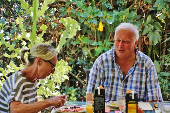 Und natürlich nicht vergessen - Verena und Maurus...! Euch beiden ganz, ganz herzlichen Dank für eure Unterstützung während der Verhandlungen, für eure Geduld mit uns und die vielen Wege, die ihr unseretwegen gemacht habt...! Ohne euch wären wir nie Hausbesitzer in Cuernavaca geworden...; (sie sind 3 Tage vor der Verschreibung in die Schweiz abgereist...!) Danke euch beiden ganz herzlich...!