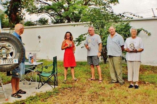 in Catemaco treffen wir Viola und Bernd mit ihrem Hund Jack...; die Beiden haben wir kurz in Las Vegas getroffen...; mit von der Partie sind auch ein amerikanisches Paar (Namen?) mit ihrem Hund "Hänsel"...; sie laden uns zu einem Begrüssungsbier ein...; abends gehen wir gemeinsam an den See in ein Fischrestaurant...