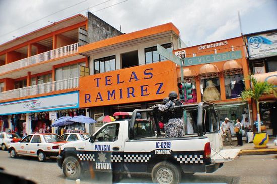 Die Polizei - dein Freund und Helfer...; der Auftritt ist etwas anders als in Europa...!