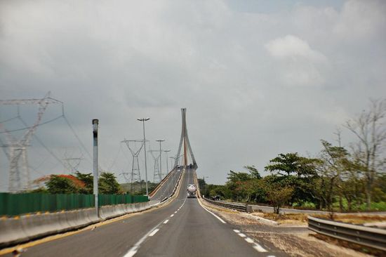 Kühne Brückenführung über...