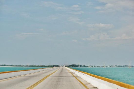 Bei Isla del Carmen setzen wir über den Damm auf die andere Seite...