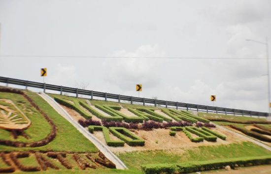 Unser heutiges Ziel heisst Merida im Bundesstaat Yucatan...!
Der CP in Merida ist leider sehr heruntergekommen! Zum Glück können wir die Toiletten im nahegelegenen Shopping-Center Liverpool benützen...