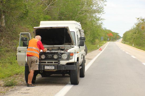 Na ja, da geht nichts mehr...; kurz darauf hält ein Auto - ein Schweizer, der hier in Urlaub ist...; er verspricht, Hilfe zu organisieren...!