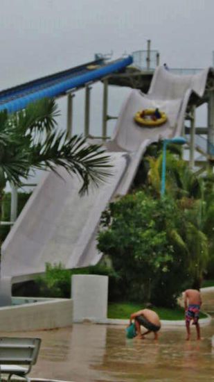 Den 1. Juni verbringen wir in einer riesigen Wassersportanlage mit allem drum und dran...; ein Riesengaudi für Junge und Junggebliebene...; immerhin feiere ich heute meinen 65. Geburtstag...