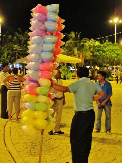 Zuckerwatte...!
Der Wetterbericht verheisst auch für die kommenden Tage nichts Gutes. Das Sturmtief "Barbara" wird Cancun noch eine Zeitlang beschäftigen...; wir beschliessen, unsere Reise zu verändern und fahren morgen Richtung Merida...!
