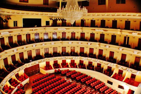 Ein Polizist übernimmt höchstpersönlich die Führung durch das Theater...