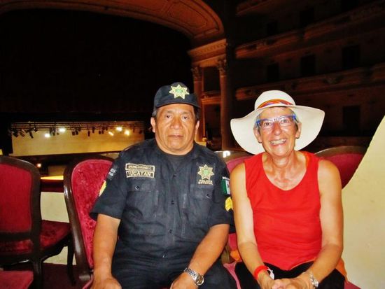 Vorhang zu! 
Gibt's da etwa eine Vorliebe des Polizisten....??? 
(Mimik des Polizisten beachten...!)