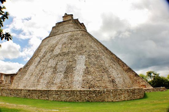 Die Anlage in Uxmal wir beherrscht von der Pyramide des Zauberers...; diese Pyramide beinhaltet 5 Tempel...