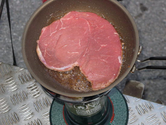 Wir entschliessen uns für die Übernachtung auf einem Walmart-PP...; 
die Campingplätze bei den Grossstädten liegen meistens 20 - 30 km ausserhalb...; die verdiente Stärkung am Abend...