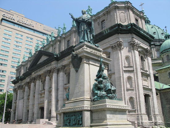 Die Kathedrale "Marie-Reine-du-Monde"...