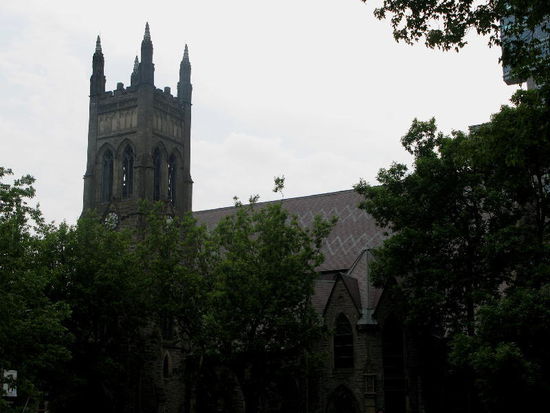 Schräg gebenüber - die Anglikanische Kirche...