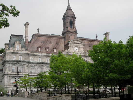 Das Rathaus - nach einem Brand 1922 rekonstruiert...; hier sprach Charles de Gaulle zu einer riesigen Menschenmenge den berühmten Satz: "Vive le Québec libre!"
Vom tosenden Beifall überrascht, bat de Gaulle seinen Gastgeber um eine Erklärung über den Beifall...! Daniel Johnson, Premier von Québec meinte betroffen: "Sie haben gerade den Slogan meiner Gegner bei der letzten Wahl wiederholt...! Tolles Fettnäpfchen...!!!