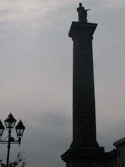 Die Siegessäule...
Es ist ausserordentlich heiss und schwül heute...; im Hintergrund braut sich was zusammen...