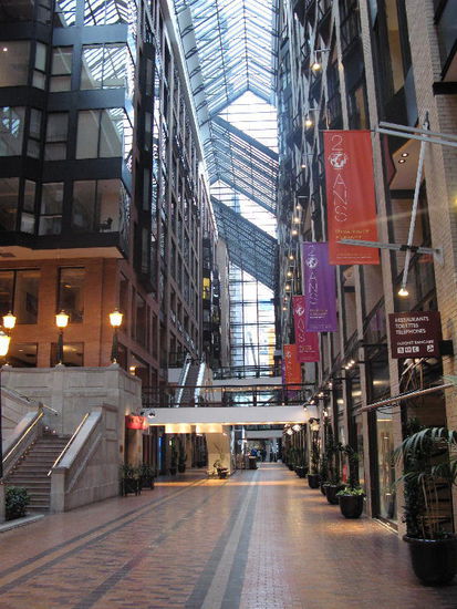 Wir suchen Unterschlupf in einer Einkauspassage...; Montreal verfügt über 30 km unterirdische Einkaufszentren mit 2 Bahnhöfen und Unterhaltungsstätten...; Grund - es ist sehr kalt im Winter...