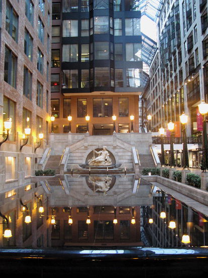 Von hier aus geht's in die U-Bahnstation...; 
doch Fehlanzeige - die U-Bahn ist infolge einer Störung unterbrochen...