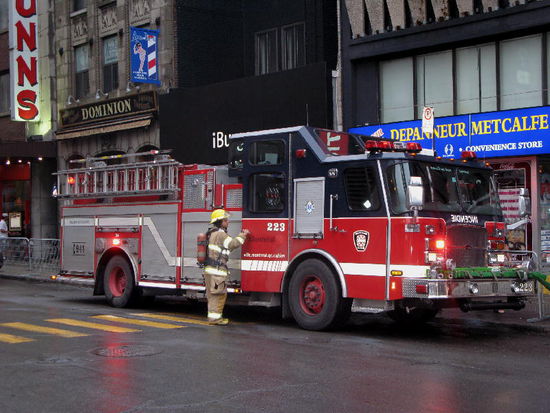 Die Feuerwehr im Grosseinsatz...; 
wir fahren zurück auf den Walmart-PP...; 
Nachts habe ich eine gesundheitliche Krise, mein Blutdruck fällt ab; mit weichen Knien und Schweissausbrüchen liege ich da...; ist das das Ende der Reise...?
Am andern Morgen habe ich mich etwas erholt. Der Blutdruck wird mehrmals kontrolliert...; 
Ist es die veränderte Lebensweise? Ist es der intensive Wetterwechsel? Die Höhe über Meer, wir sind ja in letzte Zeit immer zwischen Meereshöhe und ca. 50 m ü.M.? 
Wie dem auch sei - ich entscheide mich, die Blutdrucksenker abzusetzen, aber immer wieder den Blutdruck zu kontrollieren...