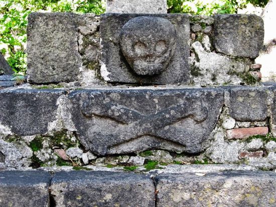 Wir besuchen die Kathedrale von Cuernavaca...; hier das Emblem der Franziskaner...