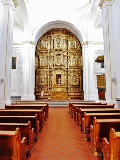 Der Innenraum ist reich vergoldet...
