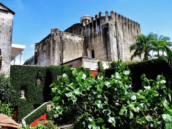 Blick hinauf zur Kathedrale, welche zugleich als Festung gebaut ist...