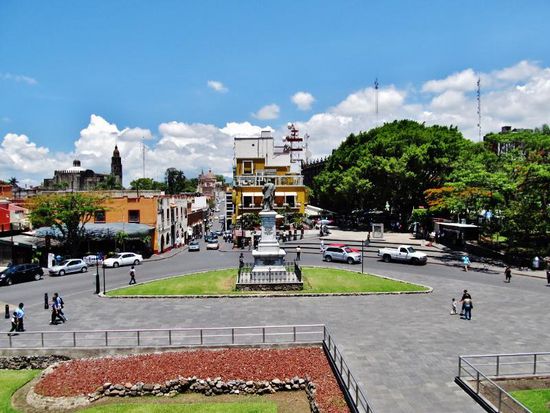 Blick vom Palacio Cortéz hinüber zum Denkmal und Zocaló der Stadt Cuernavaca...