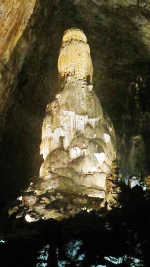 Die wohl älteste und grösste "Champagner-Flasche" der Welt...; sie ist rund 35 m hoch...! Die Höhlen weisen z.T. eine Höhe bis zu 80 m auf...