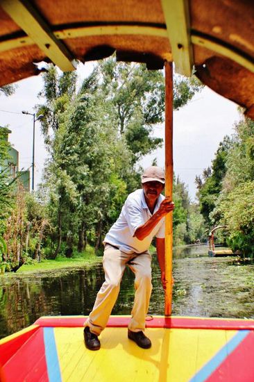 Und so werden wir übers Wasser gestakt...