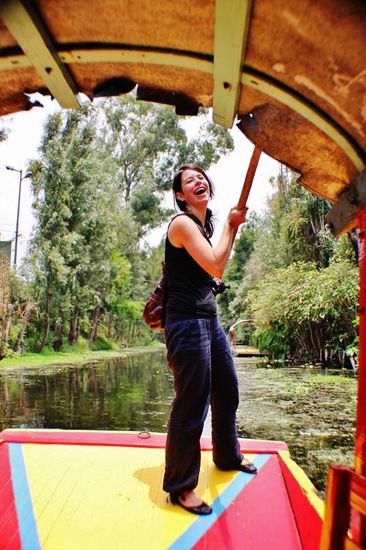 Auch Anja versucht sich in der harten Arbeit...