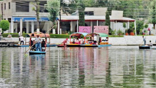 Wir biegen von einem Seitenkanal in den Hauptkanal ein...; hier geht es dann wirklich touristisch zu...; Schulabschluss, Geburtstage, Vereinsausflüge - alles wird hier gefeiert...