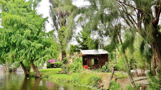 Am Kanallauf eine kleine, blumengeschmückte Kapelle zu Ehren der "Señora Virgen de Guadelupe"...