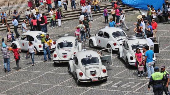 Alle Taxis der Stadt sind "VW-Käfer"...; vorne rechts ist übrigens kein Sitz - damit besser ein- und ausgestiegen werden kann...!
In einem solchen Gefährt fahren wir den Berg steil hinauf...