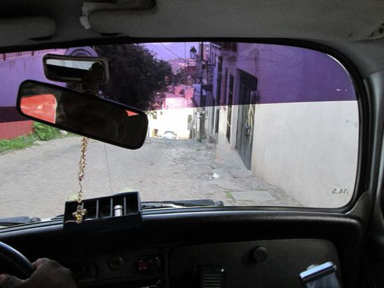 Und spätestens jetzt wissen wir, weshalb die Taxi nicht grösser als die Käfer sein dürfen...