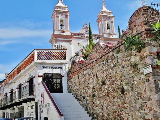 Und schon ist es wieder an der Zeit, zum Auto zurückzukehren und loszufahren...; 80 km liegen vor uns... 
- und dann die Überraschung...; in Cuernavaca angelangt, müssen wir feststellen, dass wir immer noch keinen Strom haben...; was nun...? Der Inhalt des Kühlschranks...???
Hubi anrufen...! Er ist in der Nähe, und hilft...! Während Kathrin mit unserm Besuch in ein nahegelegenes Restaurant zum Nachtessen geht, untersuchen wir, so gut wir können die Stromzufuhr...; nachts um 11 ist der Strom überbrückt...; am kommenden Morgen rufen wir die "Stromzentrale" an..., Hilfe kommt aber erst am späteren Nachmittag...!