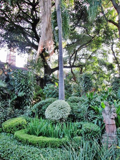 Anschliessend begeben wir uns zu einem Stadtbummel rund um den Zocaló in Cuernavaca...; 
leider all zu früh müssen wir unsere Gäste verabschieden...; sie haben noch einige Autofahrstunden bis San Miguel de Allende zurückzulegen...; mucias gracias y hasta luego..!!!