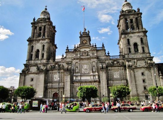Wir bummeln durch die Fussgängerzone zur mächtigen Kathedrale auf dem Zócalo...