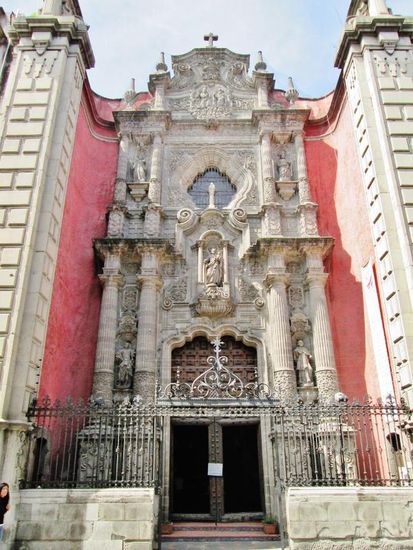 Wir passieren die Kathedrale auf der linken Seite und treffen inmitten einer Häuserzeile auf die...