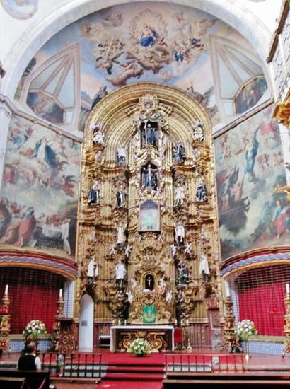 Die reichverzierte Kirche...