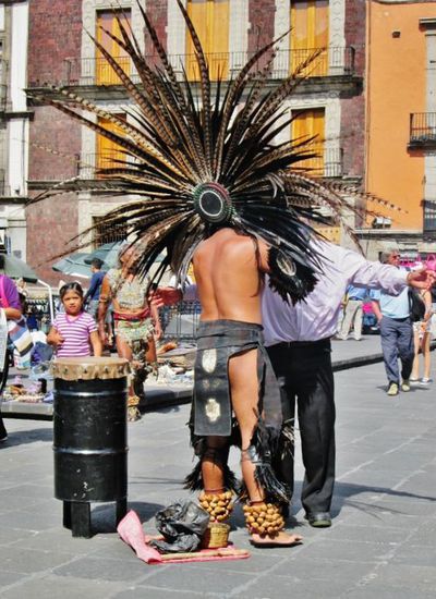 Zwischen den Tänzen gibt es immer wieder rituelle Handlungen...