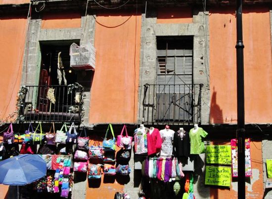 Eine grosse Marktstrasse...; angeblich ist dieses Quartier nicht das Vornehmste...! Im dichten Gewusel arbeiten auch Taschendiebe und man hat scheints auch Gelegenheit, das Gestohlene hier auf dem Markt wieder zurückkaufen zu können...; wir selber haben keine Probleme...