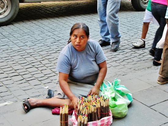 Das Geschriebene bezieht sich natürlich nicht auf diese Marktfrau mit ihren bunten Farbstiften...