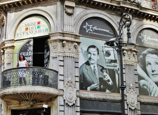 Auf dem Weg zurück zum Hotel vernehmen wir in der Fussgängerzone von diesem Balkon herab Opernklänge...