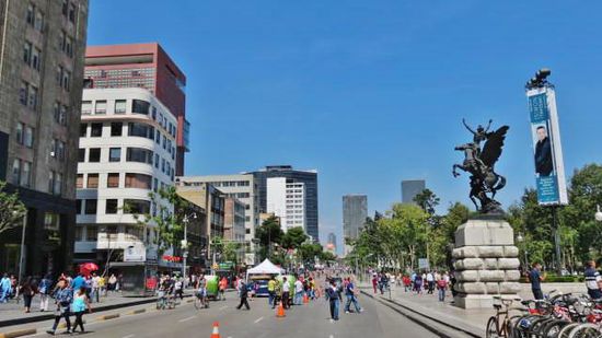 Sonntag Morgen in Mexico City: Verschiedene Strassen sind für den motorisierten Verkehr gesperrt und nur den Radfahrern vorbehalten! Mitten auf der Strasse steht ein Zelt mit Zubehör von Fahrrädern etc.