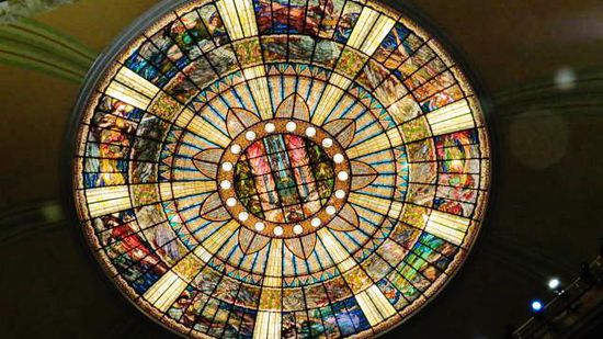 Die farbige Glaskuppel im Saal...