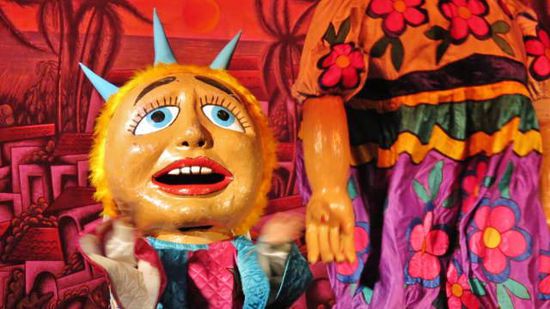 Auch die mexikanische Fasnacht darf nicht fehlen...; übergrosse Figuren aus Tlacotalpan...; dazu wird karibische Musik gespielt...
