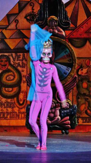 "Dia de los Muertos"...; der landestypischste und zugleich schrägste Feiertag ist der Tag der Toten...; er geht auf präkolumbianische Rituale zurück, mit denen man die Toten ehrte und gleichzeitig Kontakt mit ihnen aufnahm...; für die indigenen Gemeinden, speziell in Michoacan ist dieser Tag immer noch ein wichtiges religiöses und spirituelles Ereignis. Die Familien verbringen ganze Nächte auf dem Friedhof....
Totenköpfe aus Zucker, Schokoladensärge und Spielzeugskelette werden als Geschenke für die Kinder und zur Grabdekoration verkauft....